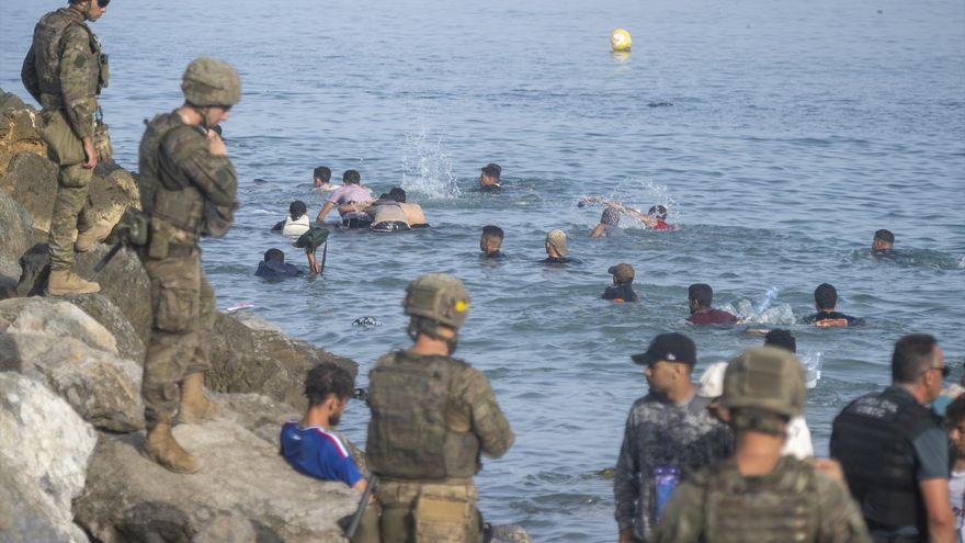 Decenas de migrantes intentan cruzar a España desde Marruecos, a 31 de julio de 2026, en Ceuta (España).