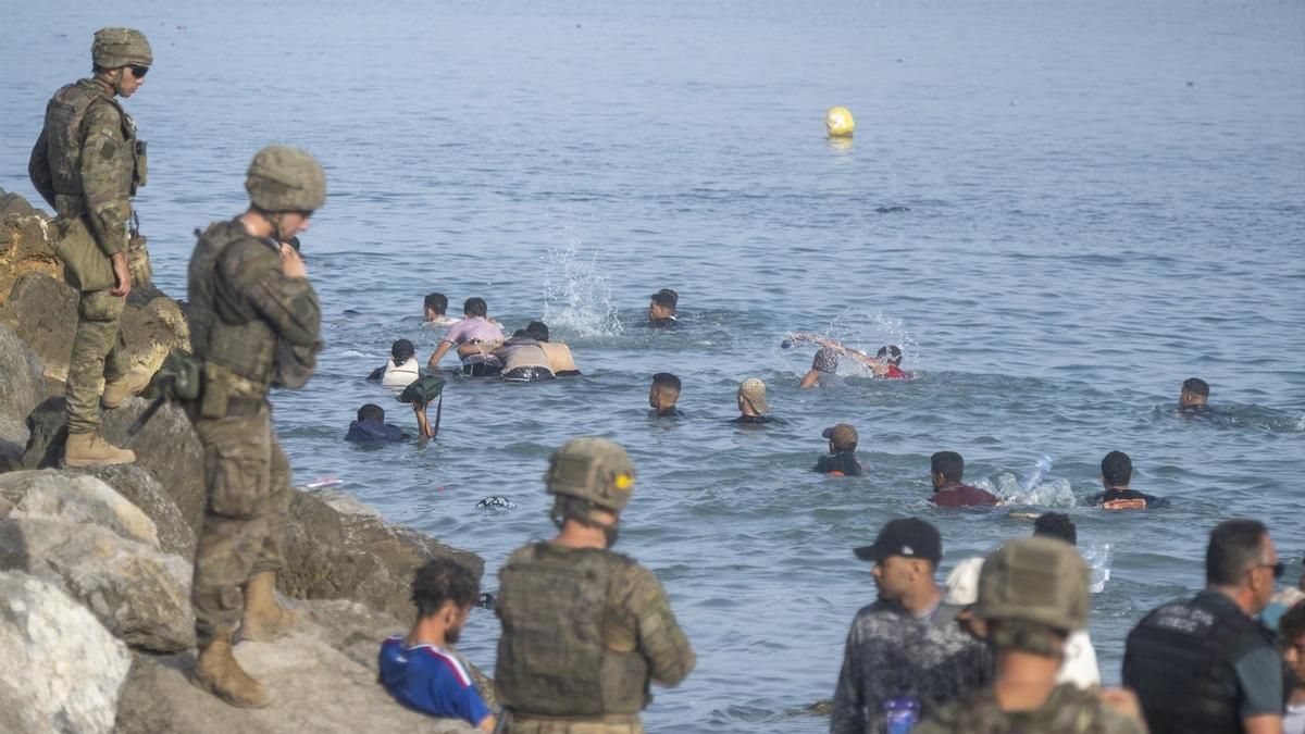 Migrantes intentan llegar a Ceuta desde Marruecos, el 31 de julio.