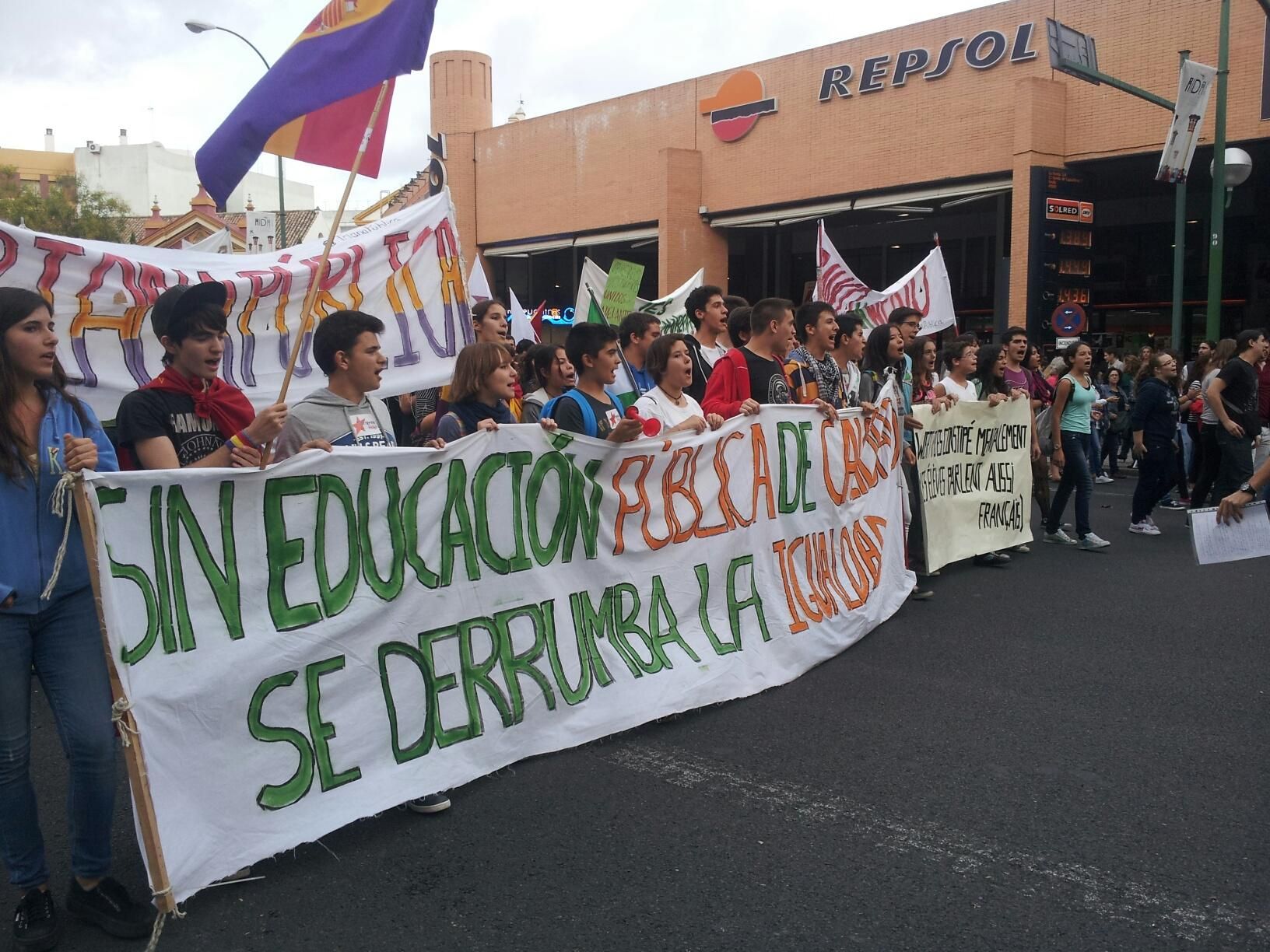 Pancarta de estudiantes: "Sin educación pública de calidad, se acaba la igualdad"