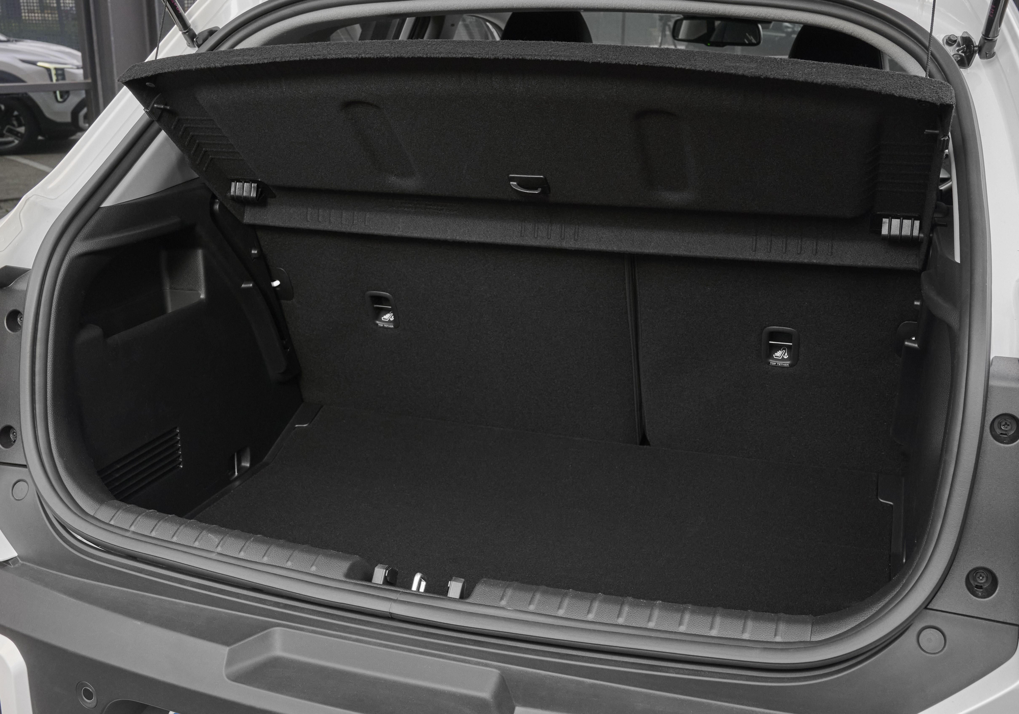 La bandeja trasera puede colocarse en posición vertical cuando no se necesita.