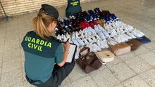 La Guardia Civil se incauta de calzado deportivo en un mercadillo de la Comarca de Pamplona