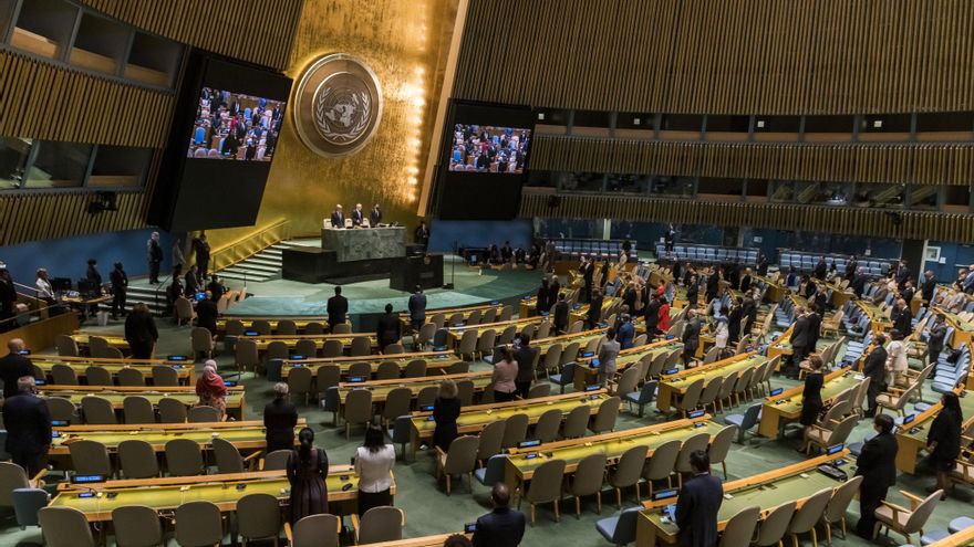 Los delegados guardan un momento de silencio durante una reunión de la Asamblea General de la ONU celebrada en honor a la difunta Reina Isabel II en la Sede de las Naciones Unidas en Nueva York. EFE/EPA/JUSTIN LANE