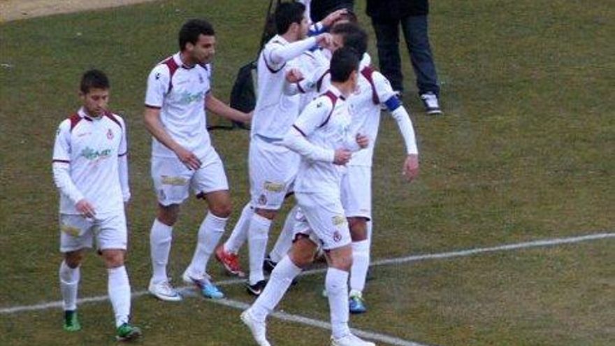 Varios jugadores de la Cultural Leonesa celebran el gol de Murci.
