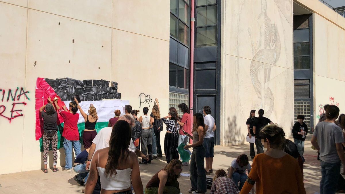 Estudiantes de la UPV confeccionan una bandera Palestina con papeles pintados.