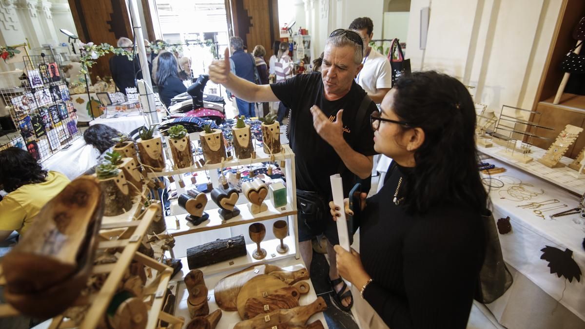 El Mercadillo Solidario 'Ayúdanos a no olvidar' por el alzheimer abre sus puertas