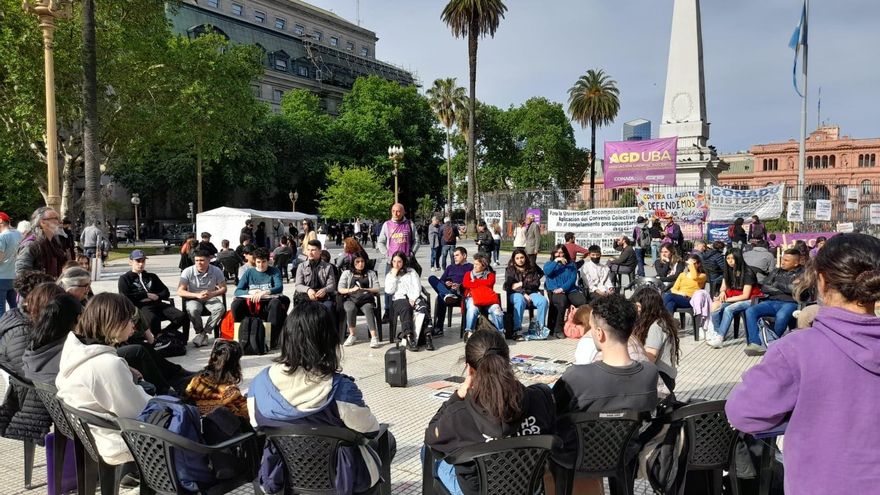 Docentes de la UBA darán hoy más de cien clases abiertas frente a la Casa Rosada, desafiando al ajuste de Milei