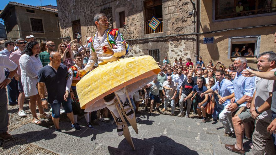 Los danzadores de Anguiano reviven su vertiginoso y colorista baile sobre zancos