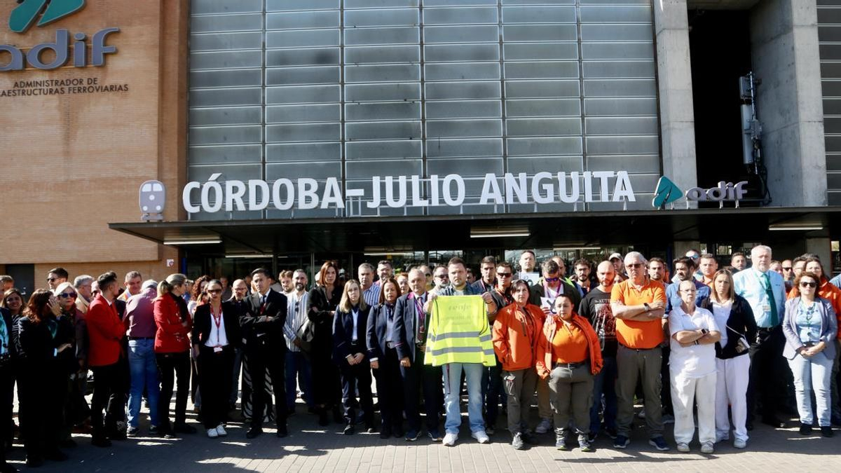 Concentración en silencio de los trabajadores de la estación de Cordoba