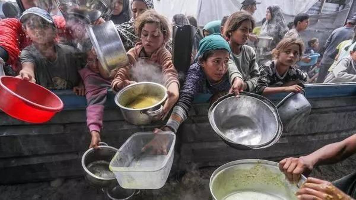Niños y niñas en Gaza esperando una ración de comida, hace unas semanas. Han pasado más de dos meses y medio desde que Israel bloqueó nuevamente la entrada de alimentos, medicinas y otros productos esenciales.