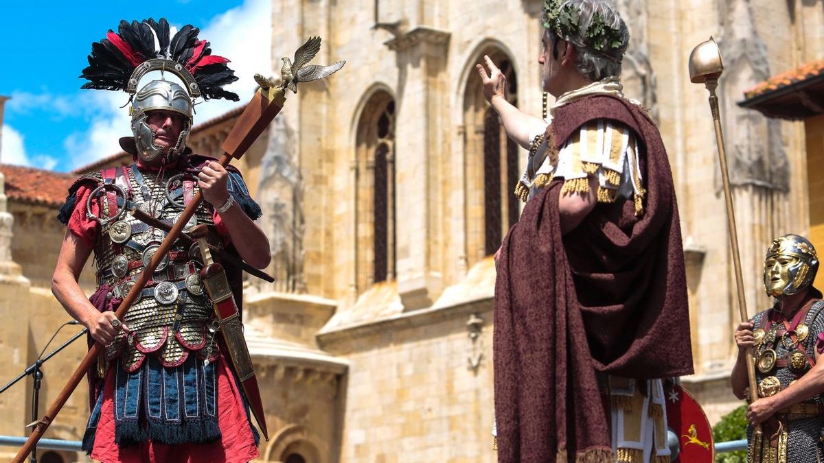 Recreación de la entrega del águila legionaria dentro de la programación del Natalicio del Águila.