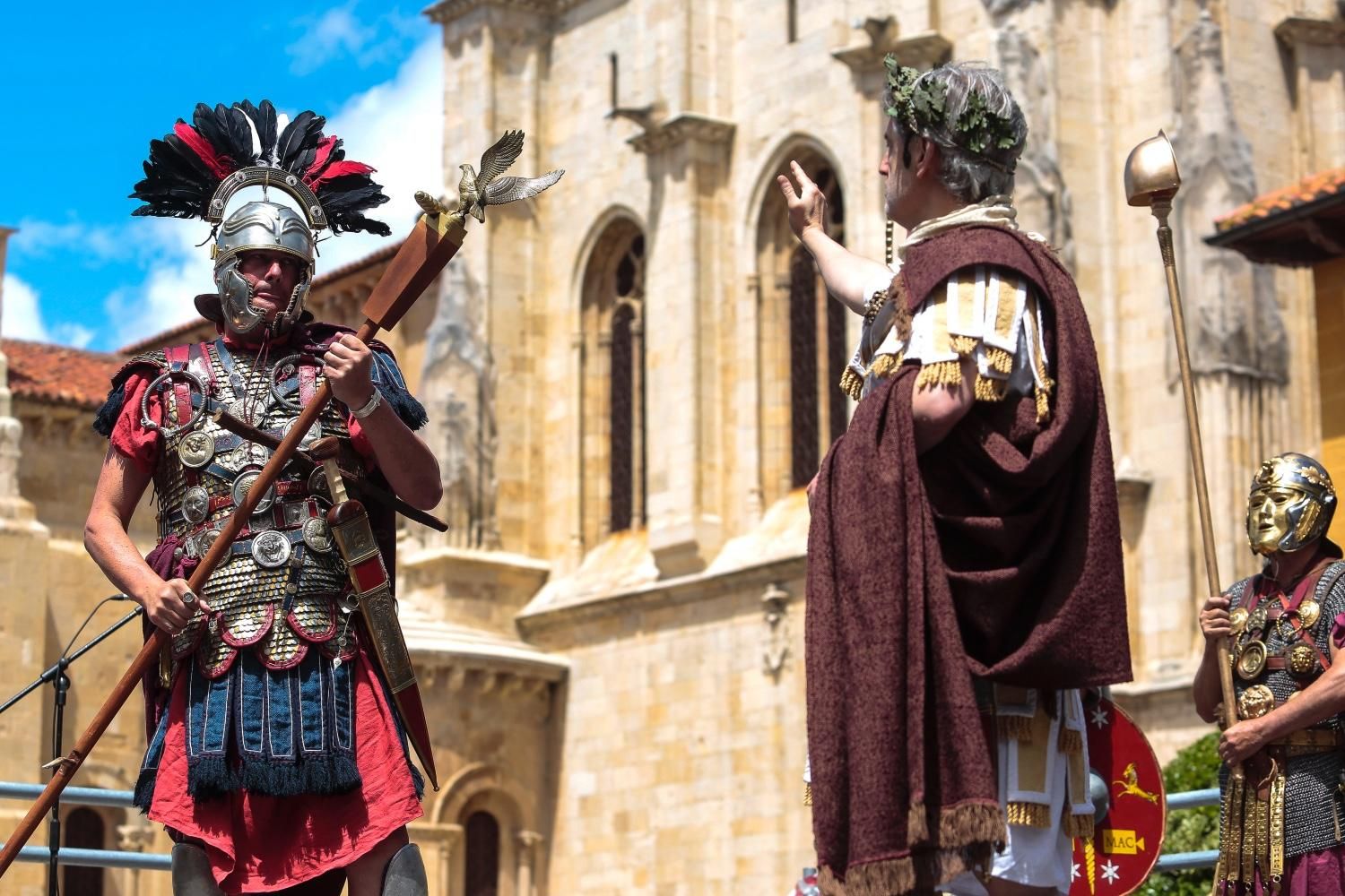 Recreación de la entrega del águila legionaria a la Legio VII en un Natalicio del Águila. 