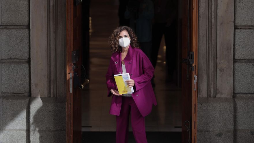 La ministra de Hacienda y Función Pública, María Jesús Montero, a su llegada con el Proyecto de Ley de Presupuestos del Estado de 2022 en el Congreso de los Diputados, a 13 de octubre de 2021, en Madrid, (España). Tras la presentación del Proyecto de Ley