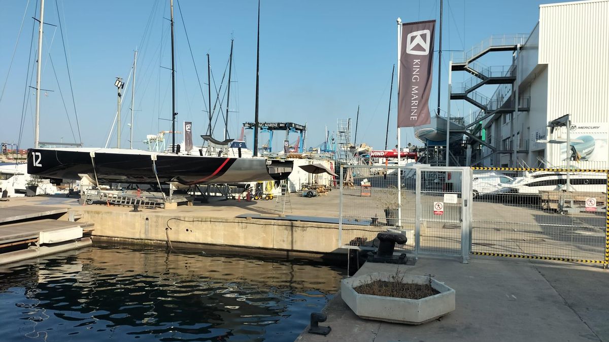 Zona de passeig barrada en la Marina de València.