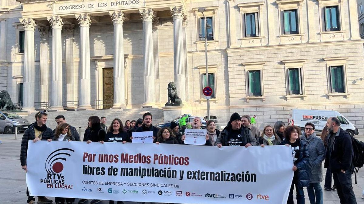 La plataforma de RTVs públicas encuentra receptividad en los grupos del Congreso “contra la manipulación y la externalización” de los medios de comunicación públicos