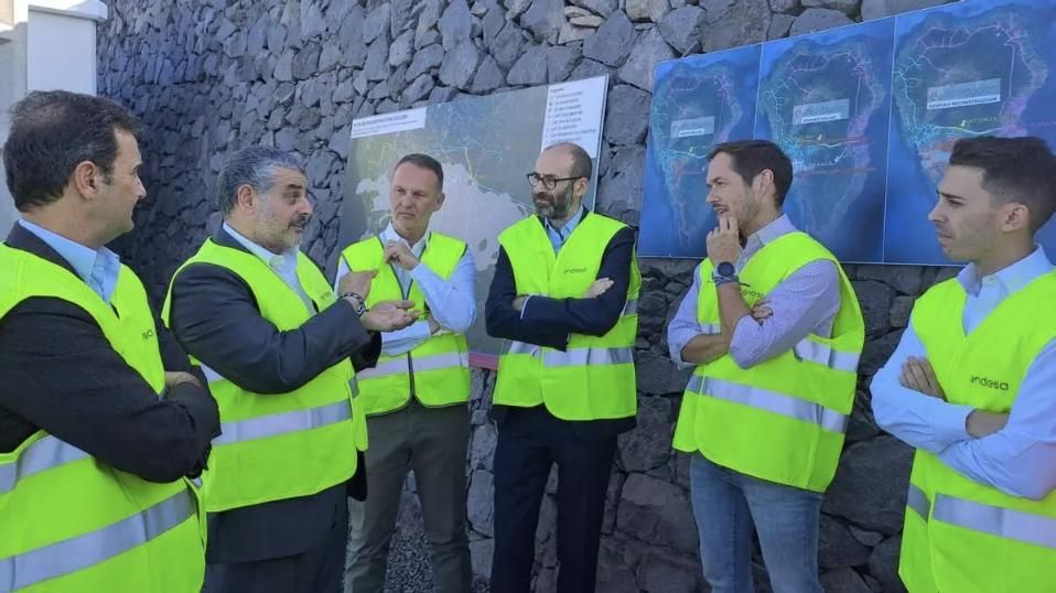 El director general de Endesa en Canarias, Pablo Casado, el responsable de distribución en Canarias, Carlos Lafoz, y el director general de Redes de Endesa, José Manuel Revuelta, presentan el avance de las obras de reconstrucción del anillo eléctrico de La Palma al consejero de Transición Ecológica y Energía de Canarias, Mariano Zapata.