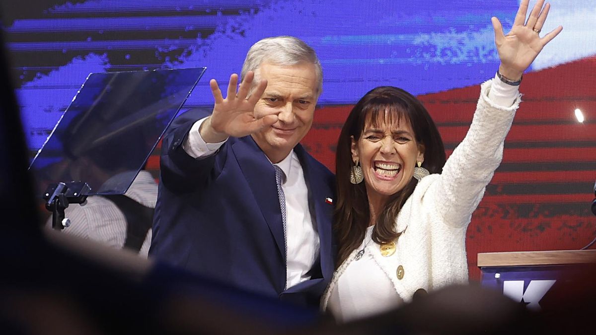 El ultraderechista José Antonio Kast y su esposa, tras conocer los resultados electorales
