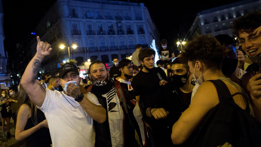 Ambiente en la Puerta del Sol de Madrid tras el fin del estado de alarma. EFE/Luca Piergiovanni