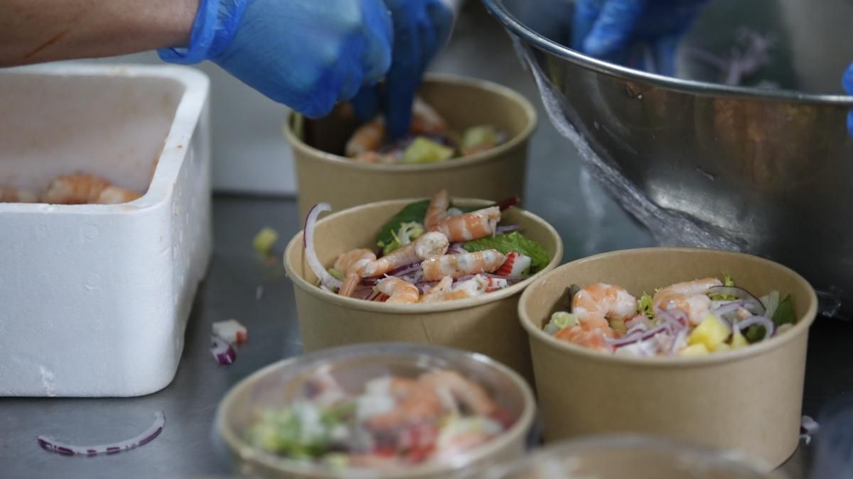 Preparación de los menús solidarios de Cocinillas CCF