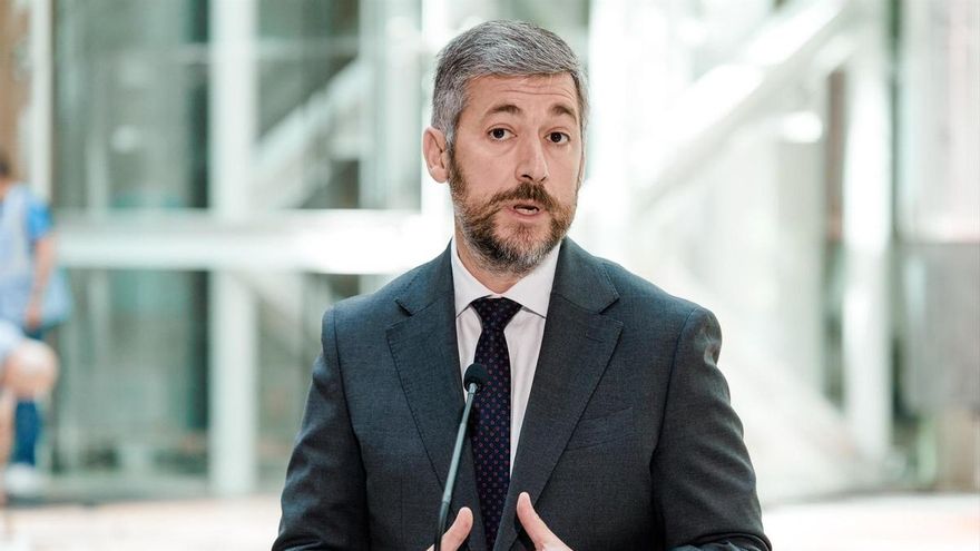 El consejero de Presidencia, Justicia y Administración Local de la Comunidad de Madrid, Miguel Ángel García Martín, durante el encuentro informativo con los medios de comunicación celebrado en la Biblioteca de la Real Casa de Correos, a 25 de mayo de 2026, en Madrid (España).