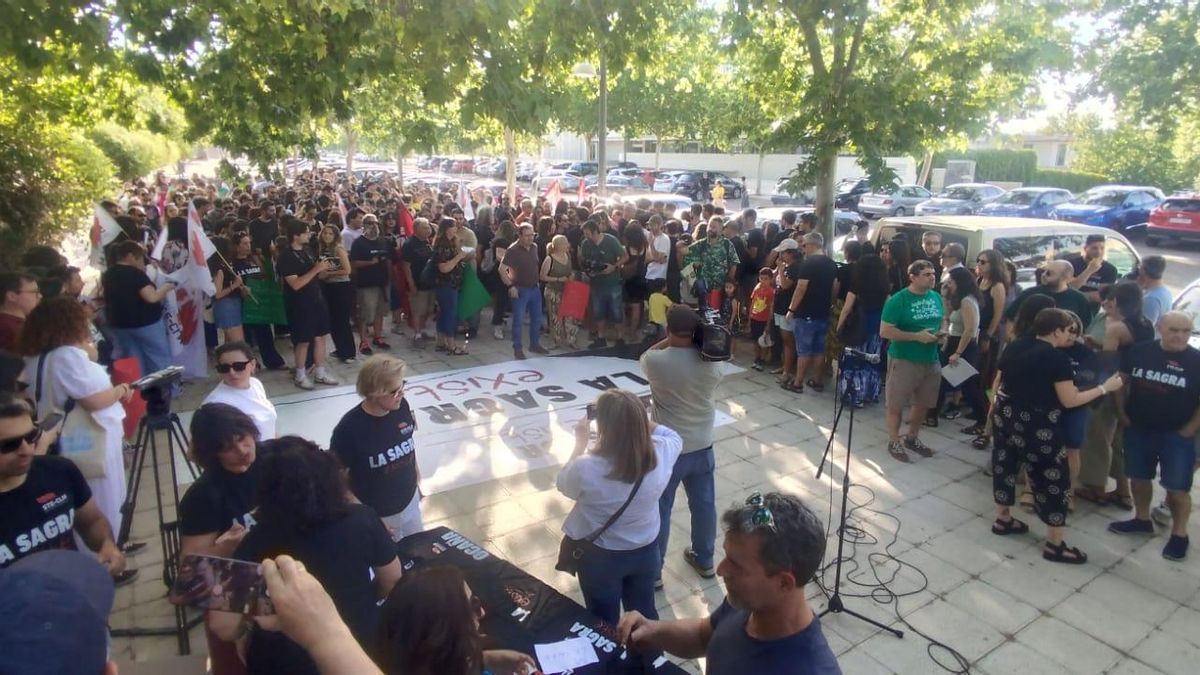 Centenares de docentes y familias protestan ante la sede de Educación en Toledo: "la Sagra existe"
