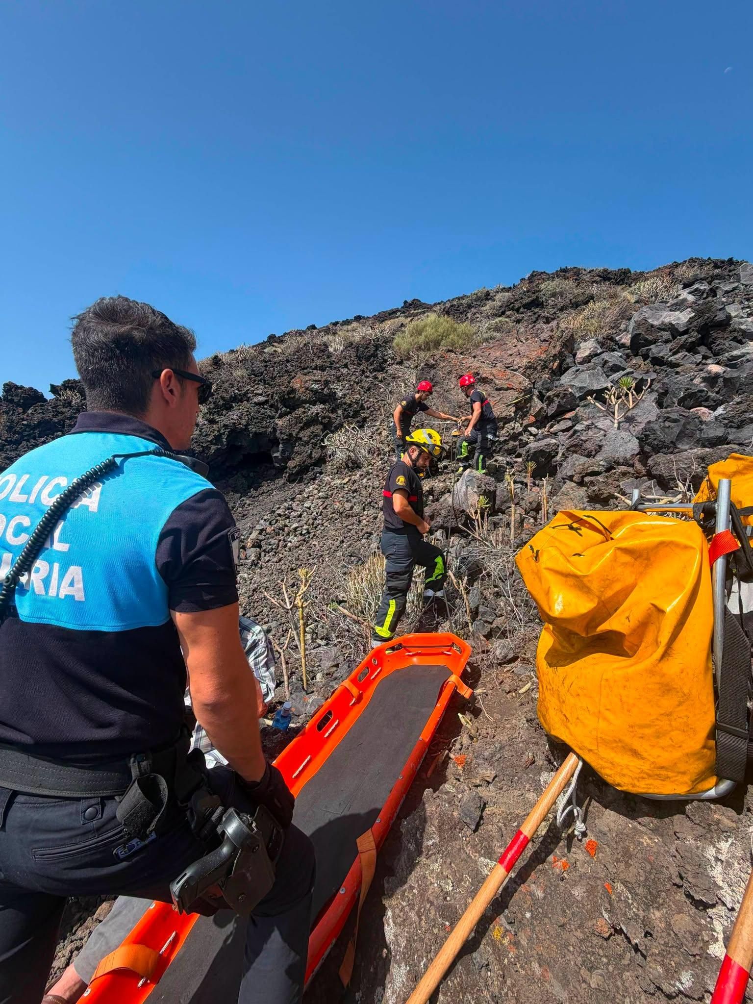 La Policía Local de Villa de Mazo y Bomberos La Palma durante la intervención. AYUNTAMIENTO DE VILLA DE MAZO