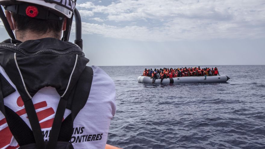 El barco de Médicos sin Fronteras rescata a 200 migrantes en el Mediterráneo