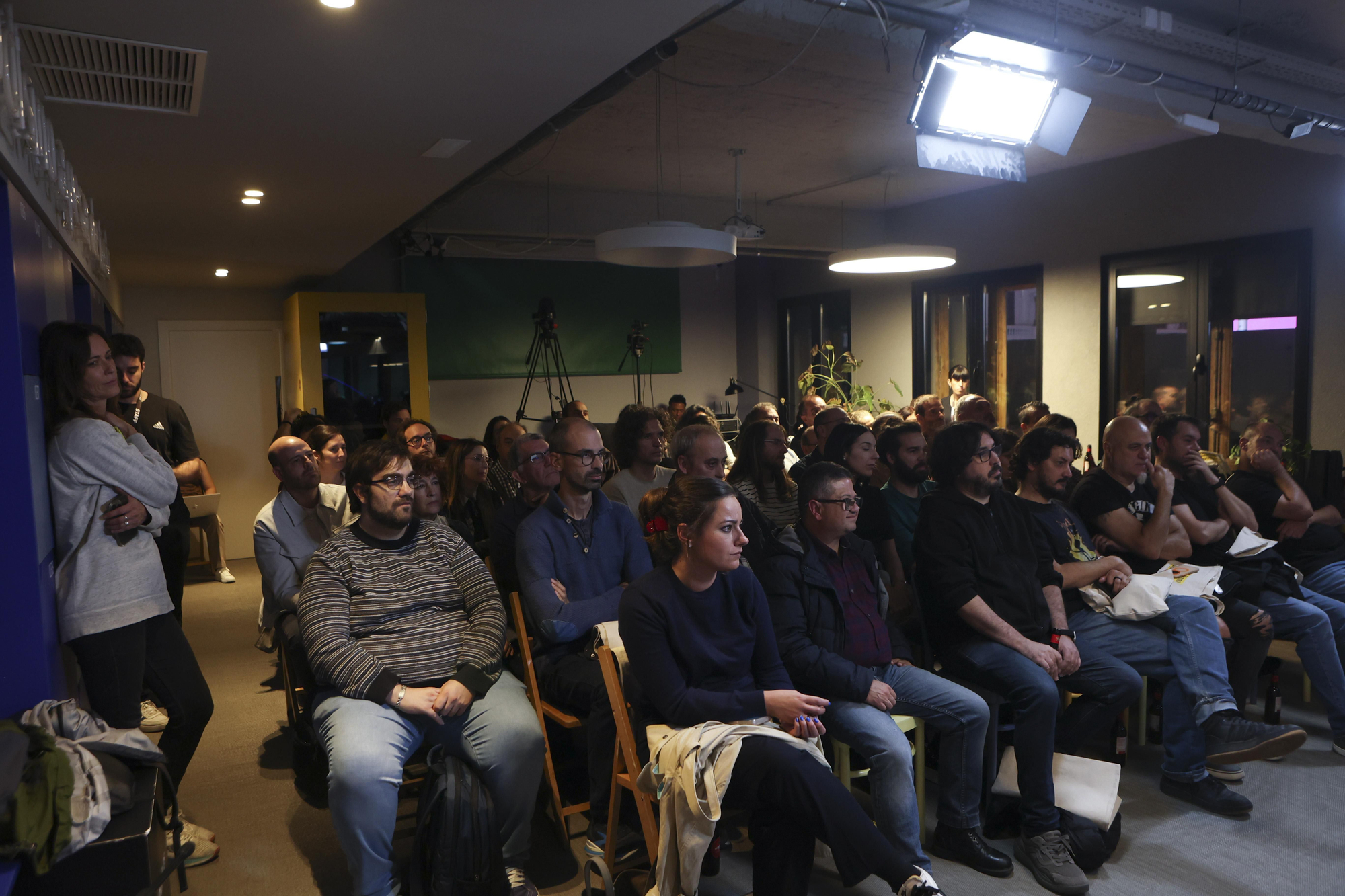 Medio centenar de asistentes en un formato íntimo y cercano junto a Quique González