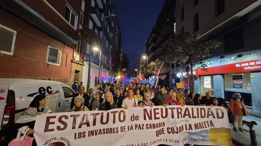 "Teníamos razón, Canarias dijo no": unas 500 personas ratifican su negativa a la OTAN en una manifestación en Las Palmas