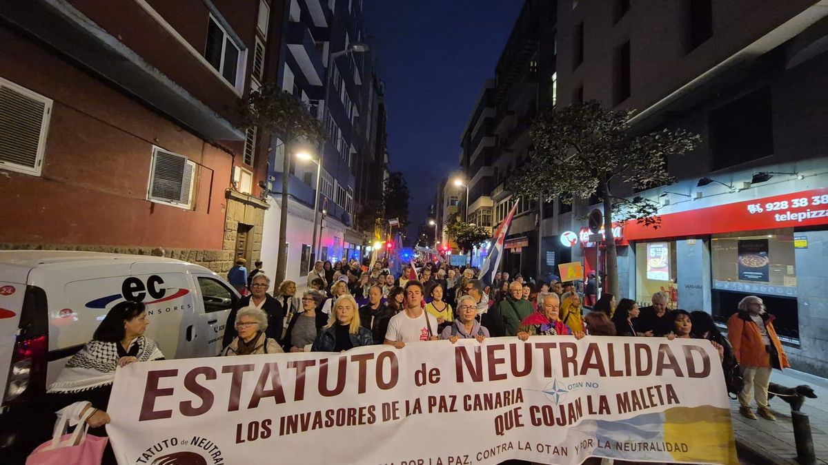 "Teníamos razón, Canarias dijo no": unas 500 personas ratifican su negativa a la OTAN en una manifestación en Las Palmas