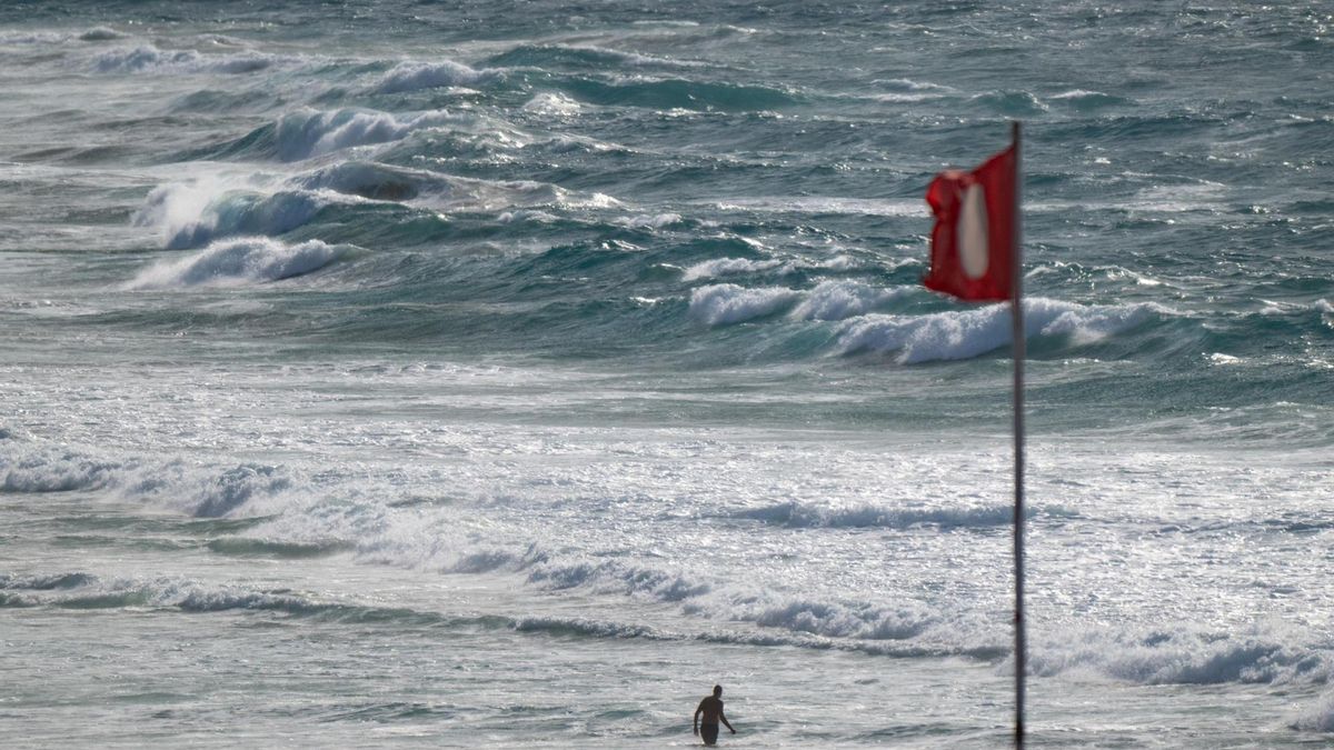 Temporal de viento en la playa de El Cotillo, en el norte de Fuerteventura.EFE/Carlos de Saá