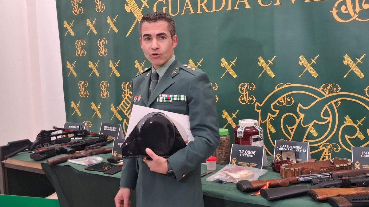 La Guardia Civil con el material incautado al grupo criminal
