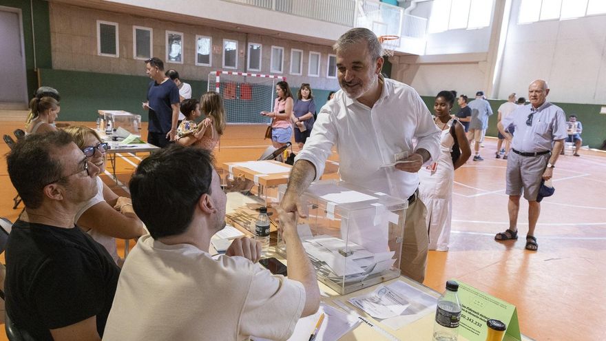 El alcalde de Barcelona, Jaume Collboni, vota en las elecciones generales.
