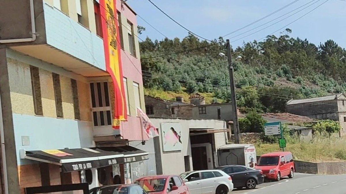 Inician un procedimiento por posible vulneración de derecho de admisión en un bar de Arteixo que anunciaba, "rojos abstenerse"
