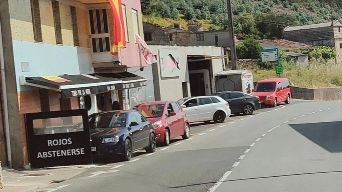 Inician un procedimiento por posible vulneración de derecho de admisión en un bar de Arteixo que anunciaba, "rojos abstenerse"