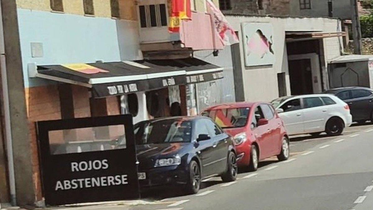 “Rojos abstenerse”: expedientado un bar de Arteixo por un cartel que puede exceder el derecho de admisión