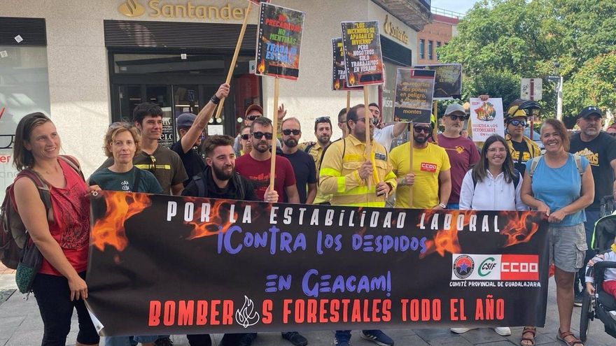 Personal de Geacam protesta en Guadalajara contra la "precariedad y temporalidad" de los bomberos forestales