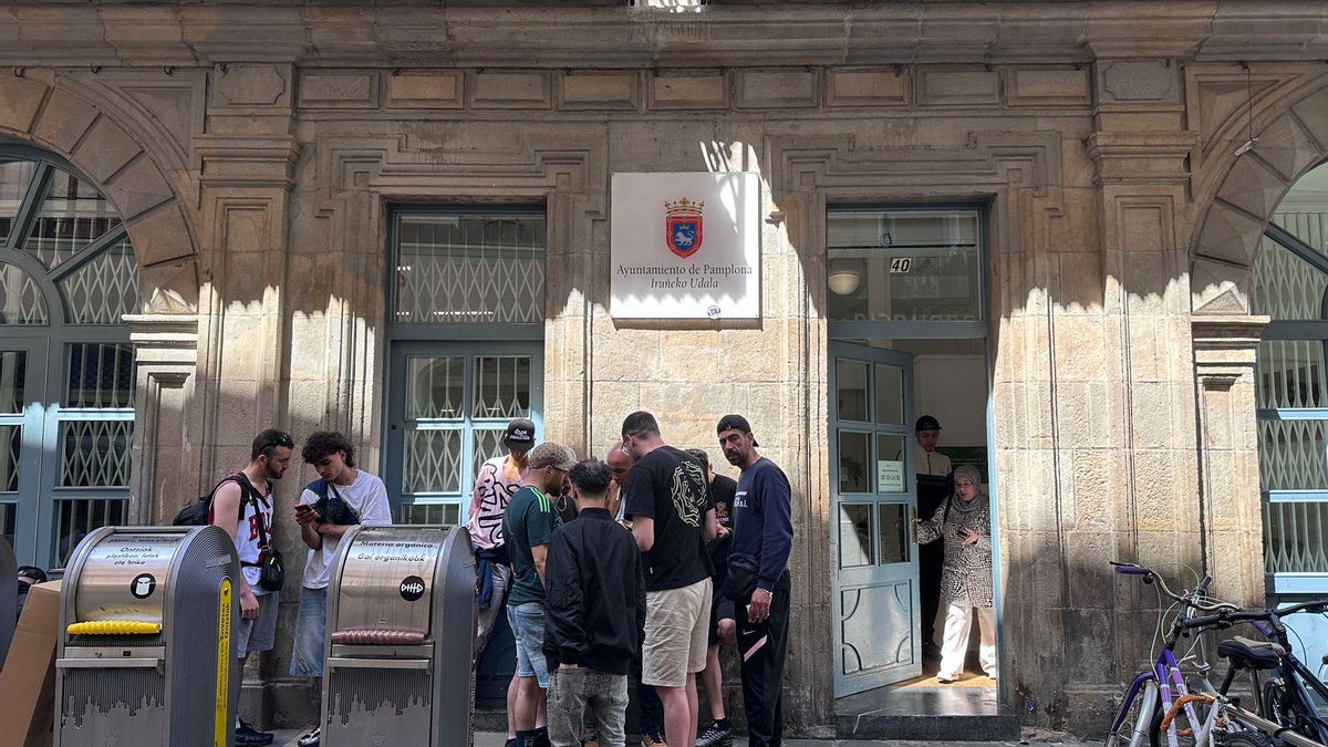 Personas esperando en el número 40 de la calle Zapatería, donde abrirá la oficina para facilitar los tramites de regularización