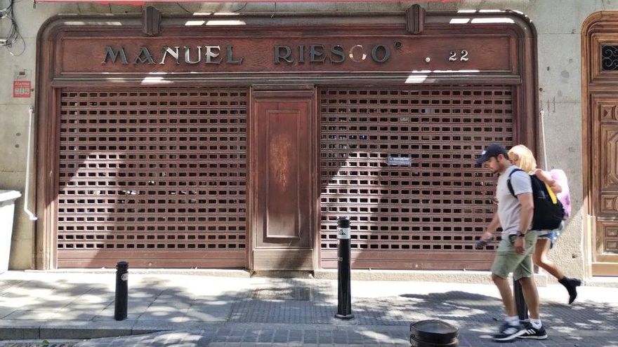 Cierra la centenaria droguería Manuel Riesgo, abierta en la calle Desengaño desde 1866