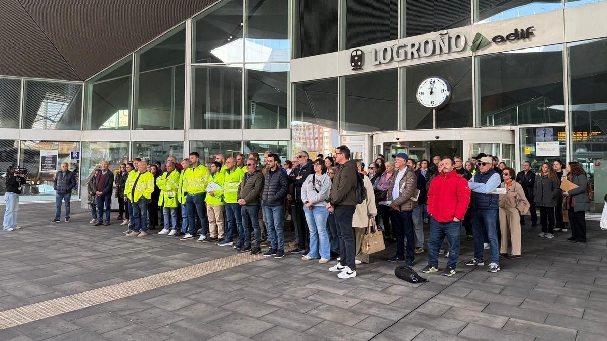 Minutos de silencio en Logroño por el accidente ferroviario: el comité de empresa de Adif y Renfe pide que se explique "este sinsentido"