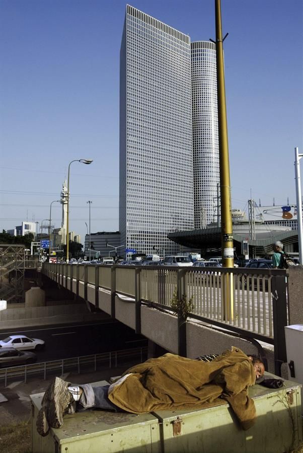 Un hombre sin hogar israelí duerme en el centro de Tel Aviv.