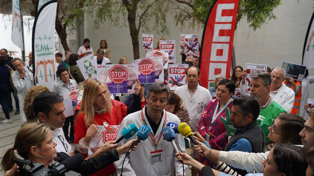 El Sindicato Médico de Córdoba se concentra por la agresión verbal y física sufrida por dos médicos y una enfermera en el Centro de Salud de Lucano