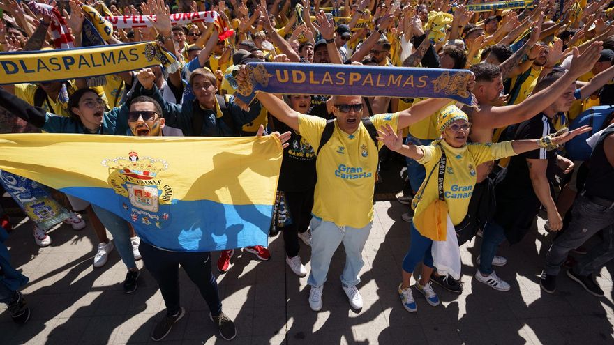 Aficionados de la UD Las Palmas a su llegada a Santa Cruz de Tenerife. EFE/Ramón de la Rocha