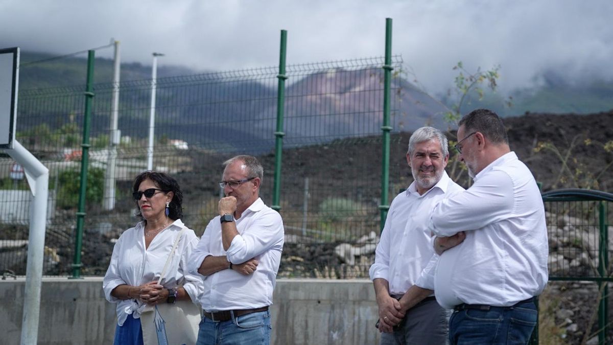 Acto de la firma del convenio entre el Gobierno de Canarias y el Cabildo de La Palma para la reconstrucción del CEIP La Laguna, en Los Llanos de Aridane,  celebrado en el solar del centro, cuyas instalaciones quedaron inutilizadas tras la erupción del volcán Tajogaite en 2021