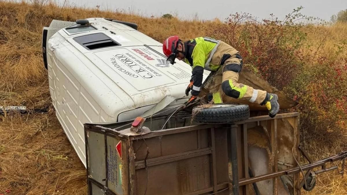 Bomberos del parque de Celada de la Vega de la Diputación de León acuden a liberar a un hombre atrapado tras volcar una furgoneta cerca de Ozaniego. 