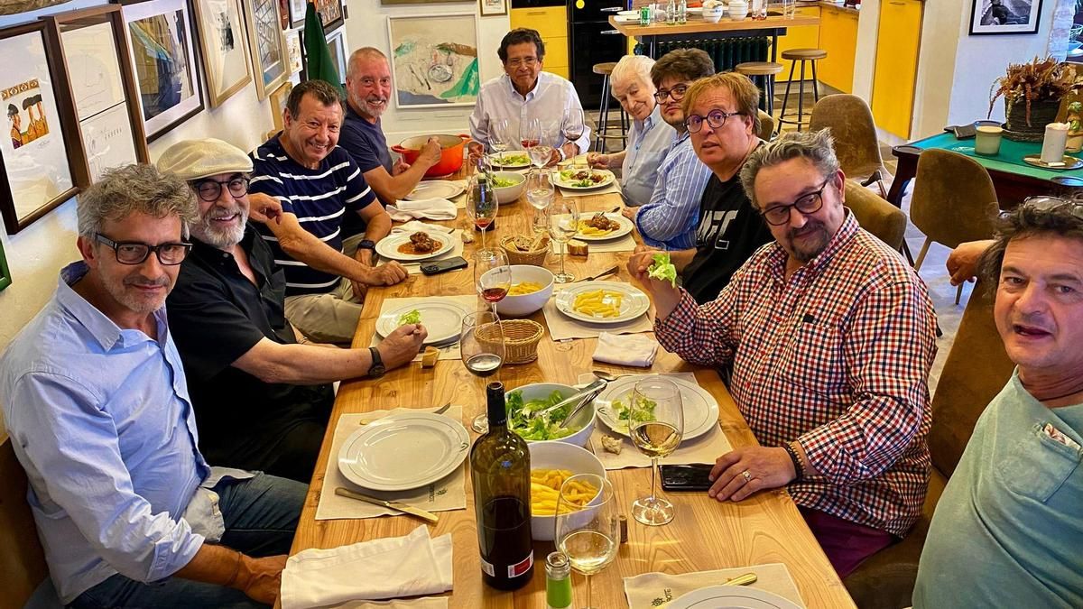 Cena de cumpleaños de Antonio Gamoneda en el Camarote Madrid, reunión de literatos y artistas de León.