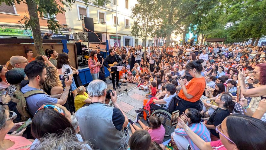 La agonía de Maricarmen, de 87 años, se convierte en una fiesta de la resistencia para evitar un tercer intento de desahucio