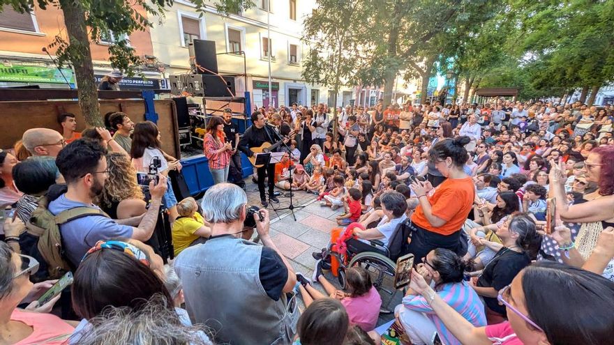 La agonía de Maricarmen, de 87 años, se convierte en una fiesta de la resistencia para evitar un tercer intento de desahucio