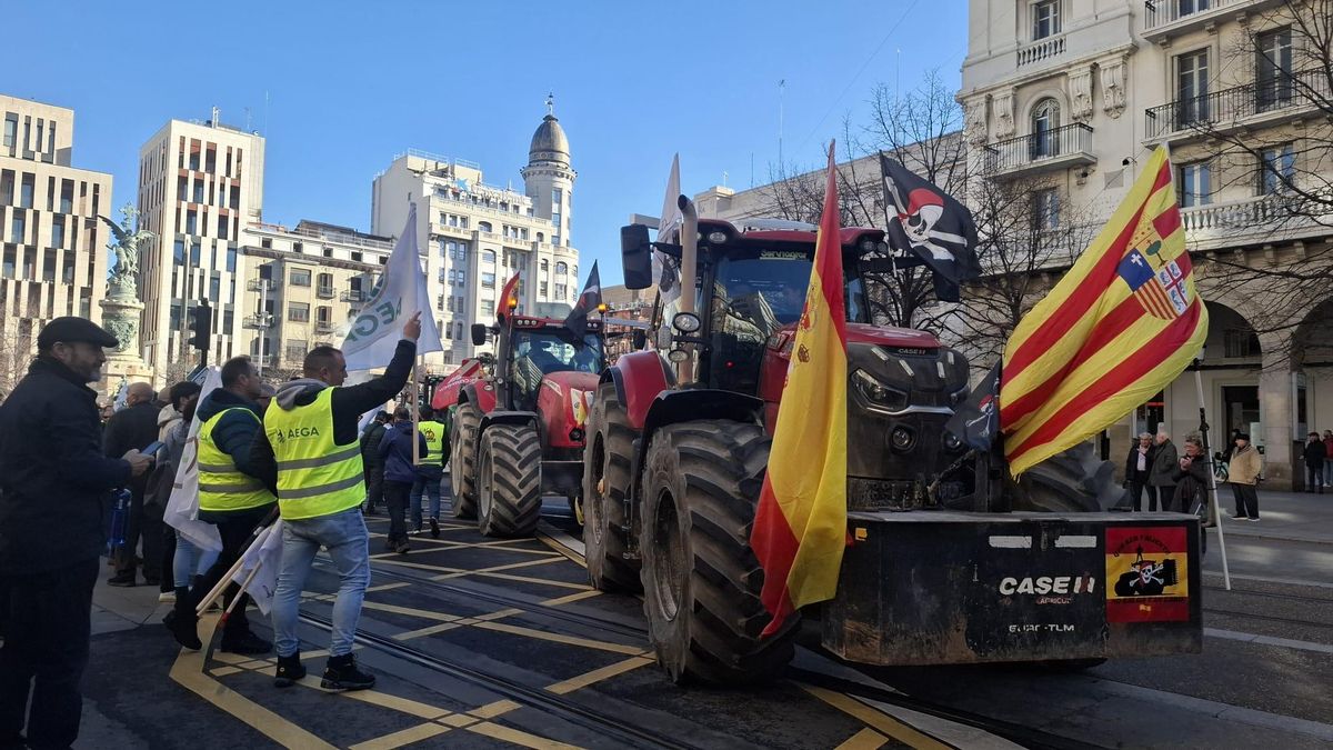 Unos 800 tractores colapsan el centro de Zaragoza entre pitadas y denuncias por un sector más justo