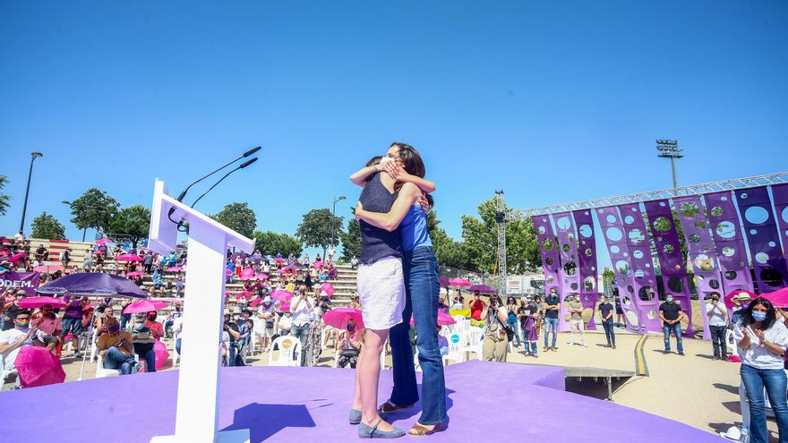 La ministra de Igualdad, Irene Montero (i) y la ministra de Derechos Sociales y candidata a secretaria general de Unidas Podemos, Ione Belara (d), se abrazan en la IV Asamblea Ciudadana Estatal de Podemos, a 13 de junio de 2021, en el Auditorio Parque de