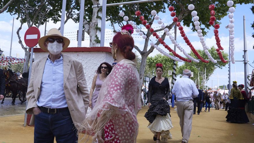 Andalucía espera un repunte de casos Covid por las ferias y romerías, pero se resiste a hablar de séptima ola